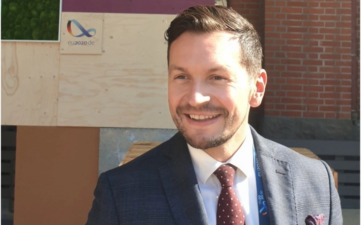 2f9JoQg7cBBZYzIQy9f2lC2MWf1jX0Sk82M572U2_1200 (1)